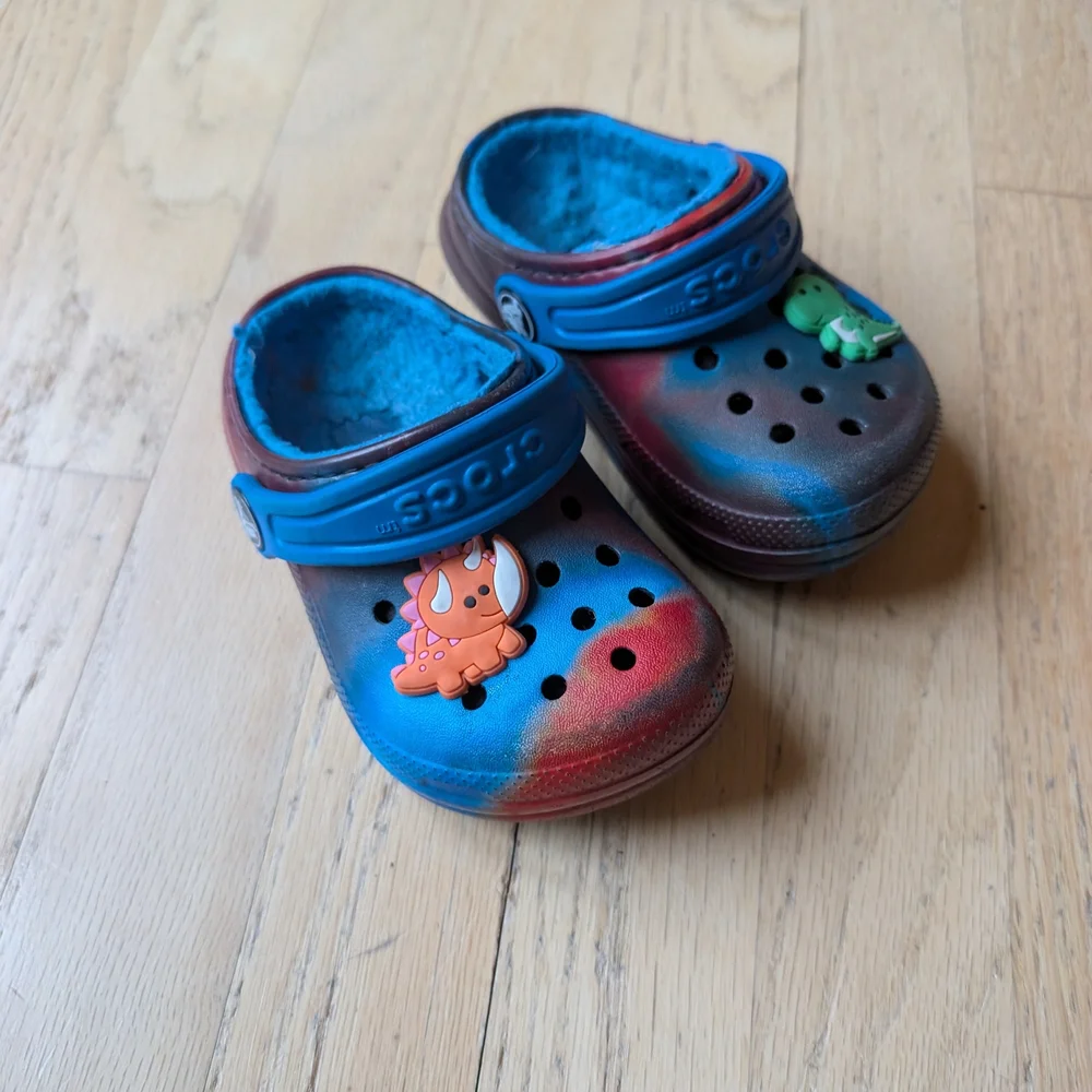 CROCS Kids Blue and Red Fleece Lined Clogs Size 6